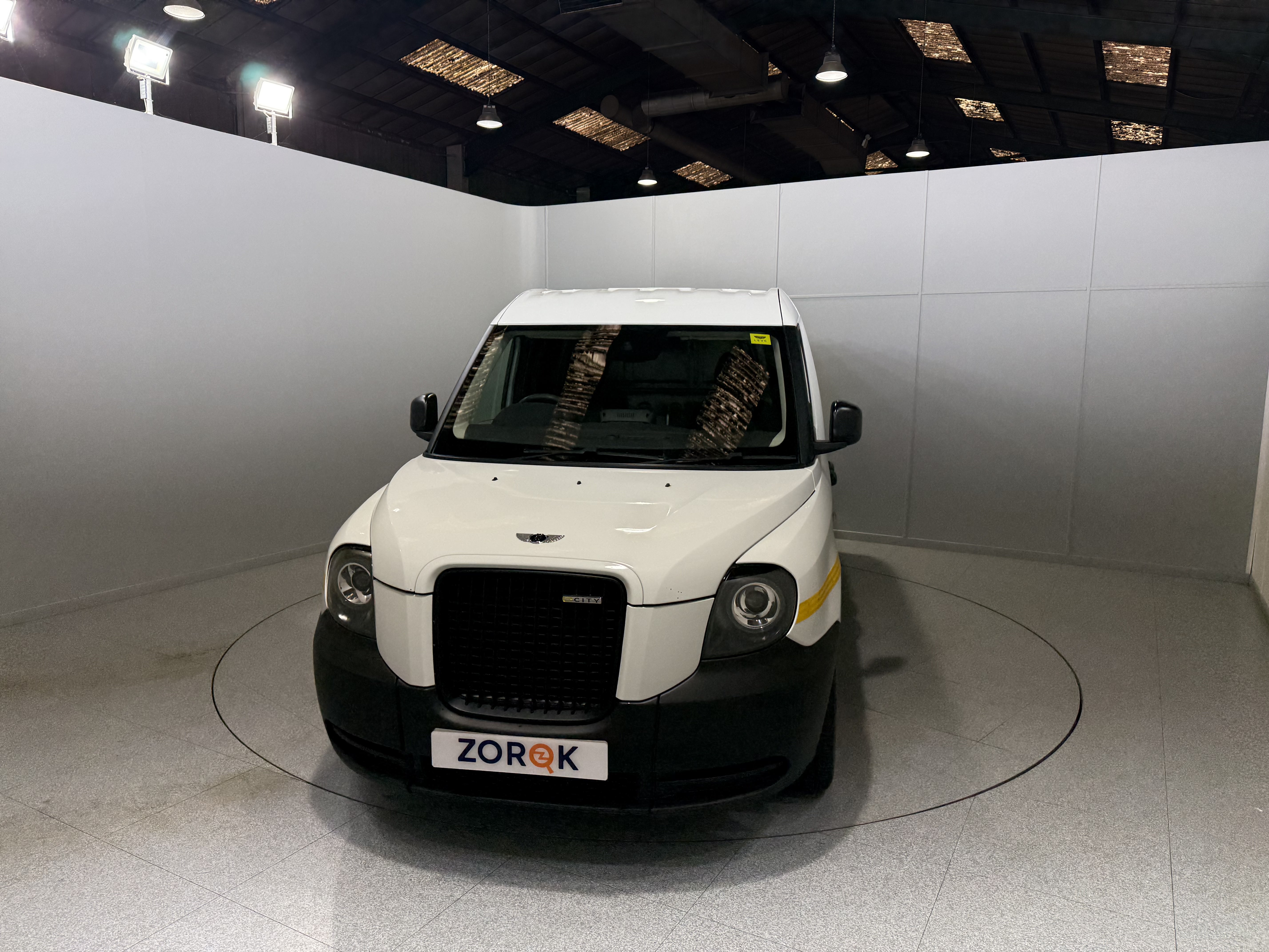 2023 VN5 HYBRID PHEV LEVC VN5 CITY VAN AUTO 110KW 31 KWH ELECTRIC PETROL... photo